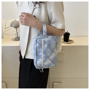 Detail der Kosmetiktasche mit blauem Denim-Patchwork-Muster, Griff und Reißverschluss