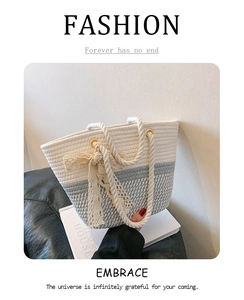 Détails de texture du sac cabas tissé bicolore avec un nœud délicat en dentelle