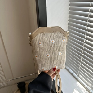 Women Daisy Embroidery Straw Woven Crossbody Bag Small Square Shoulder Purse Summer Beach Bucket Bag Portable Bag