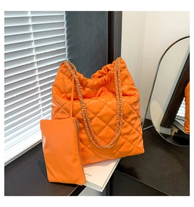 Sac cabas matelassé orange avec pochette assortie et détail de chaîne dorée