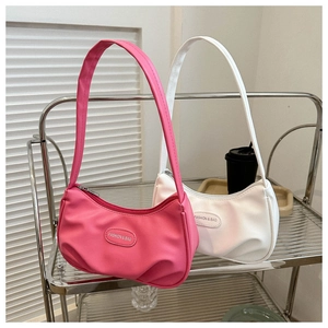Dettaglio di borse hobo in nylon rosa e bianco con design a pieghe ed etichette ovali