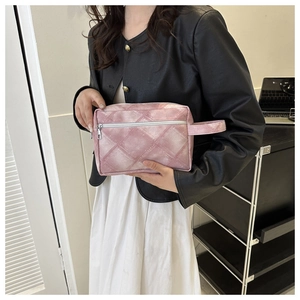 Detail einer gesteppten rosa Kosmetiktasche mit silbernem Reißverschluss