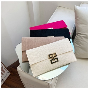 Détail de pochettes enveloppes colorées motif crocodile avec boucles dorées