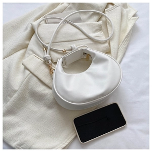 Sac à bandoulière demi-lune blanc minimaliste en cuir PU lisse et détails dorés