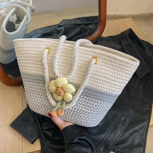 Sac Cabas d'Été en Paille Tissée pour Femmes Mode Sac Seau Rayé avec Décoration Florale Sac à Main de Plage Vacances