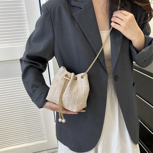 Sac seau tressé chic en crème avec cordon perlé et bandoulière chaîne dorée pour femme