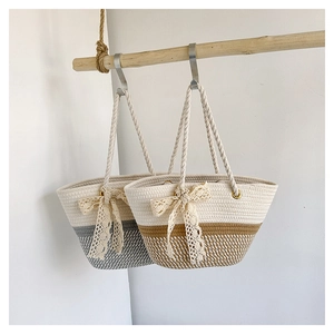 Détail d'un sac seau en corde tressée avec nœud en dentelle et œillets métalliques