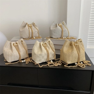 Sacs seaux tissés minimalistes avec bandoulière chaîne et perles en plusieurs tons neutres