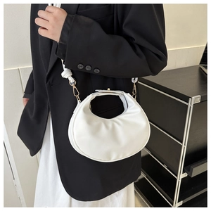 Détail du sac demi-lune blanc en cuir PU lisse avec des finitions métalliques dorées