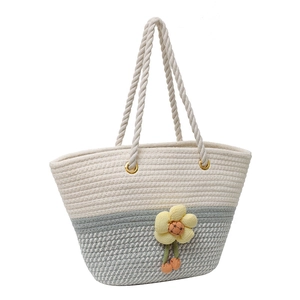 Sac seau d'été tissé avec design patchwork gris et détail floral pour la plage