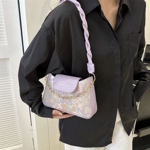 Sac à bandoulière violet élégant avec surface texturée et large sangle pour femmes