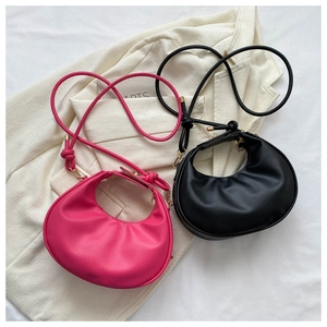 Sacs demi-lune minimalistes en similicuir noir et rose avec bandoulières à nœuds fins