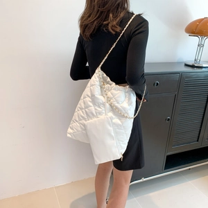 Sac fourre-tout matelassé blanc avec bandoulière chaîne et pochette assortie de mode