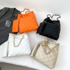 Sacs cabas matelassés avec bandoulière chaîne et pochette en orange, noir, blanc et beige