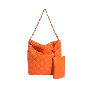 Sac fourre-tout matelassé orange avec motif diamant, chaîne dorée et mini pochette