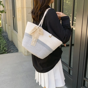 Sac seau tissé chic avec nœud en dentelle et anses en corde pour la plage en été