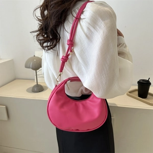 Sac hobo minimaliste en cuir rose avec matériel doré et bandoulière fine élégante