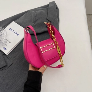 Sac à Épaule Tendance pour Femmes en Forme de Croissant Chic Sac Sous le Bras Avec Chaîne en Or Pendentif Lame de Rasoir