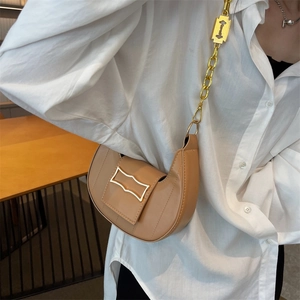 Sac à main demi-lune camel chic avec boucle dorée ajourée et bandoulière en chaîne dorée