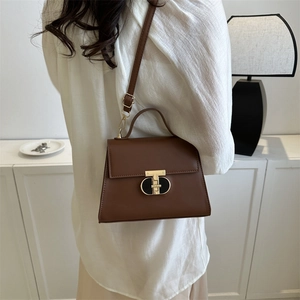Borsa a tracolla a trapezio marrone in ecopelle con elegante chiusura dorata e manico