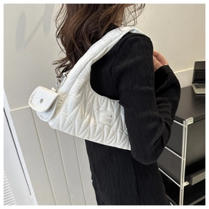 Vue détaillée du sac à bandoulière matelassé blanc avec sa mini pochette amovible assortie