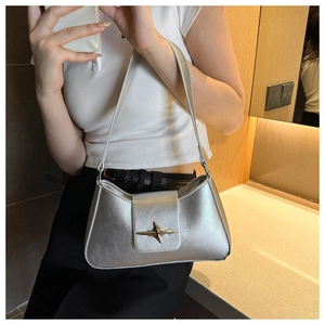 Selfie miroir montrant le sac argenté avec boucle en métal étoile dorée