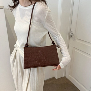 Sac sous les bras marron minimaliste pour femme avec texture crocodile style chic été