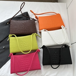 Sacs sous les bras à texture crocodile en six couleurs avec bandoulière à nœud décoratif