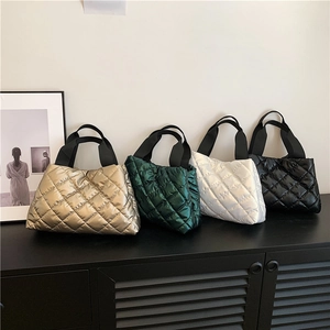 Sac Fourre-Tout Matelassé pour Femmes en Nylon Métallisé Sac à Épaule Rembourré Grande Capacité avec Broderie Losange