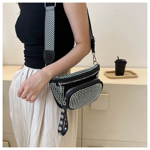 Marsupio a tracolla stile street con strass argentati e tracolla in tessuto