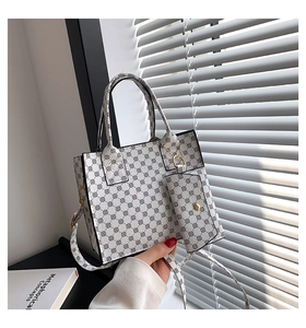 Détail d'un ensemble cabas vintage blanc à imprimé géométrique et bandoulière réglable
