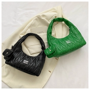 Gros plan de sacs portés épaule en nylon matelassé noir et vert avec mini pochettes
