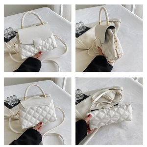 Détails du sac matelassé blanc montrant la texture, la poignée tissée et les finitions dorées