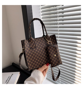 Sac cabas marron imprimé vintage avec petit porte-monnaie assorti et détails dorés
