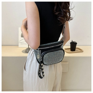 Vista dettagliata della borsa a tracolla nera stile street con strass argentati e borchie