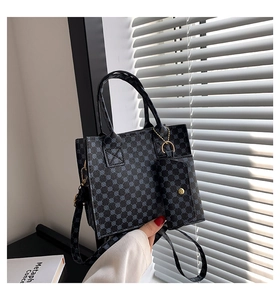 Détail d'un sac cabas vintage noir à pois bleus avec une petite pochette assortie