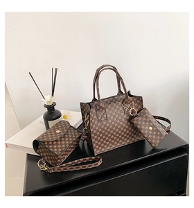 Ensemble détaillé de sac cabas monogramme marron, sacoche à rabat et porte-monnaie doré