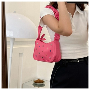 Nahaufnahme der pinken Achseltasche mit bunten Strasssteinen und gerafftem Schultergurt
