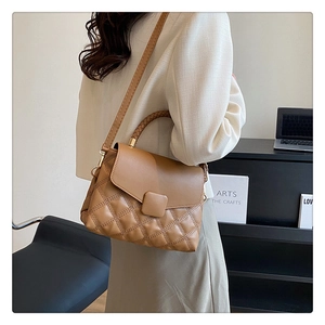 Détail du sac à main matelassé caramel avec motif losange et boucle carrée élégante