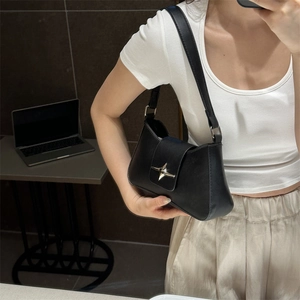 Sac sous le bras classique en cuir noir avec boucle étoile en métal argenté