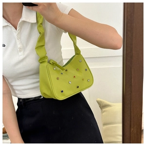 Detailaufnahme einer lindgrünen Achseltasche mit bunten Straßsteinen und Raffträger
