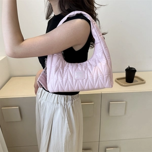 Sac à épaule matelassé rose pour femme avec motif ondulé et étiquette en cuir AKOBA