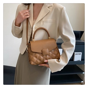 Sac bandoulière marron matelassé avec poignée tressée et boucle carrée dorée