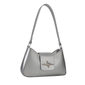 Sac sous le bras argenté Y2K avec boucle étoile métallique sur fond blanc pur
