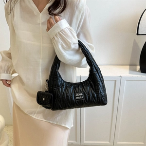 Sac à bandoulière noir matelassé avec pochette suspendue et patch logo