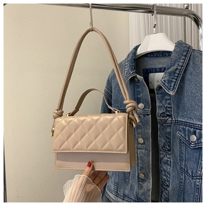 Detailansicht beige gesteppte Handtasche aus weichem Kunstleder mit geknotetem Schultergurt