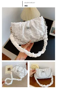 Détail du sac plissé beige avec chaîne dorée florale et bandoulière en forme de nuage