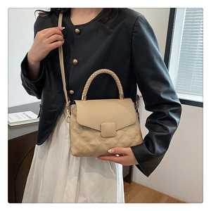 Détail du sac bandoulière beige matelassé avec poignée tressée et boucle magnétique