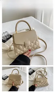 Détail du sac bandoulière kaki avec texture matelassée et poignée tissée chic