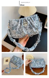 Détails d'un sac à bandoulière bleu à fleurs plissé avec chaîne fleurie